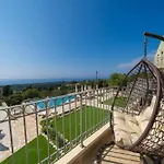 Thisefs Luxury Kefalonia מלון דירות